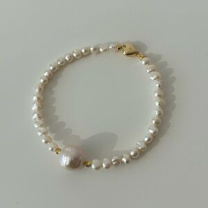 Elegant Pearl Bracelet with Gold Accents